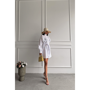 Robe de soirée évasée en popeline blanche avec détail boutonné sur le devant et ceinture à nouer - Product Image 4