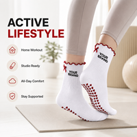 Chaussettes antidérapantes personnalisées blanches à volants avec logo de marque imprimé et points en caoutchouc pour le yoga, usage quotidien intérieur pour femmes