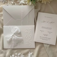 Carte d'invitation de mariage personnalisée, blanche, avec lettrage en relief, impression typographique, papier offset, nœud en soie, élégante et luxueuse, avec enveloppe.