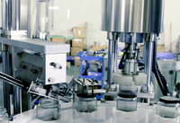 Machine de bouchage de bouteilles pour ligne de remplissage de jus et de thé avec élévateur de bouchons