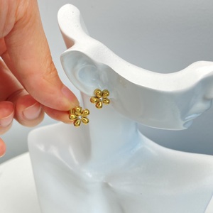 Pendientes de tuerca pequeños de acero inoxidable impermeables y que no se deslustran, con diseño de flor y circonita rosa hueca, suministro a granel de fábrica - Product Image 3