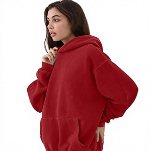 เสื้อฮู้ดผู้ชายสีแดงล้วน แขนเสื้อแบบแร็กแลนทรงโอเวอร์ไซส์ มีกระเป๋า - Product Image 5