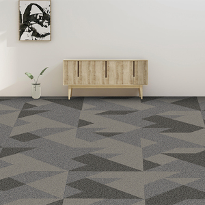 Azulejos de alfombra de nailon PP acolchados lavables para pisos de oficina con patrón geométrico - Product Image 2