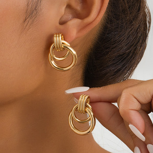 Boucles d'oreilles pendantes géométriques dorées en alliage de zinc, forme ronde, pour soirée, tendance - Product Image 1