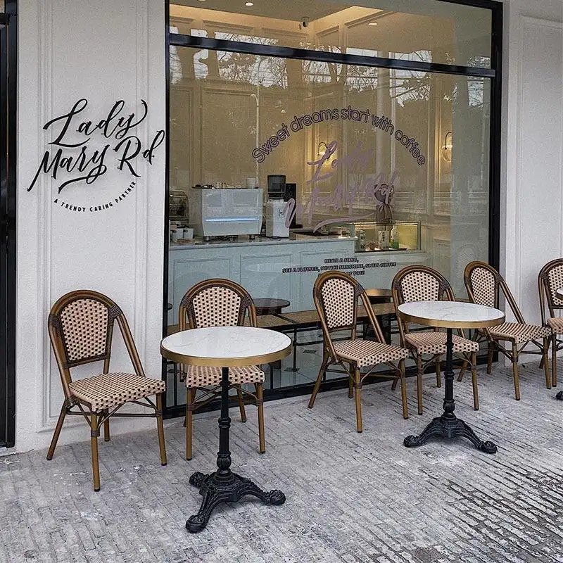 مجموعة أثاث المطاعم الكلاسيكية القابلة للتكديس مجموعة طاولات وكراسي خشبية للمقاهي والمطاعم للاستخدام الخارجي والوجبات السريعة