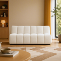 Zeitgenössisches Weißes Bouclé-Sofa ohne Armlehnen, Modulares Design mit Vertikalen Kanälen, Niedriger Rücken, Tiefer Sitz für Wohnzimmer, Hotel und Lounge