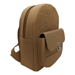 Mochila Fana Karolina Camel de piel de vaca tallada, 5L, correa de hombro arqueada, uso diario, unisex - Product Image 3