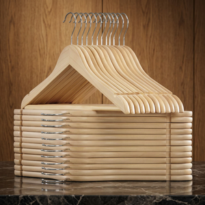 Cintres modernes en bois naturel laqué à un seul niveau avec crochet métallique multifonction pour armoire - Conception antidérapante - Product Image 1