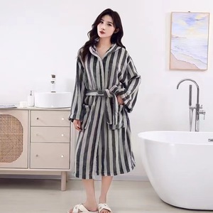 Jubah Mandi Tebal Berukuran Besar Berkerudung Motif Garis Bahan Coral Fleece untuk Musim Gugur/Dingin/Semi, Elegan, Panjang Selutut, Pakaian Tidur Mewah dan Hangat - Product Image 4
