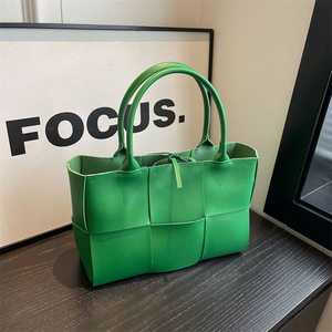 Bolso Tote Tejido de Moda para Mujer, Impermeable, de PU, Pequeña Capacidad, con Correa Ajustable y Cadenas, Minimalista, Moderno, para Uso Diario - Product Image 3
