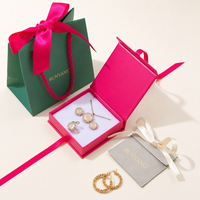 Coffret Cadeau Bijoux Personnalisé Fuchsia Vibrant avec Rubans, Pochettes et Sac de Courses Assorti pour Emballage de Boutique