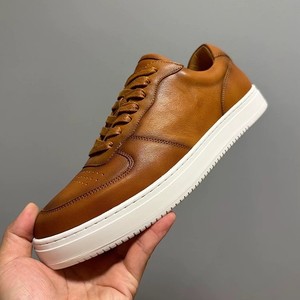 Zapatillas Bajas de Cuero Marrón para Hombre, Estilo Casual Retro, Transpirables, con Tacón Medio, Suela Blanca, a la Moda, Estilo Veraniego - Product Image 1