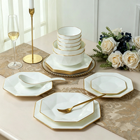Service de vaisselle de luxe en porcelaine fine, assiettes et bols octogonaux en céramique avec élégant rebord doré pour hôtels et banquets de mariage