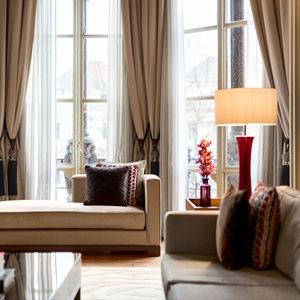 Комплект мебели для спальни Pancras London Autograph Collection из массива дерева класса люкс для 5-звездочных отелей, апартаментов и гостиных - Product Image 2