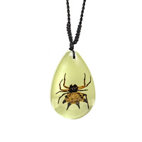 Collier en ambre avec scorpion réel en résine luminescente et graphismes brodés