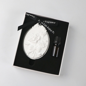 น้ำหอมปรับอากาศแบบแขวนสำหรับบ้าน กลิ่นหอมติดทนนาน รูปดอกไม้เซรามิก สำหรับรถยนต์ ตู้เสื้อผ้า  แผ่นหอมอโรมา น้ำมันหอมระเหยแบบก้านไม้หอม - Product Image 6