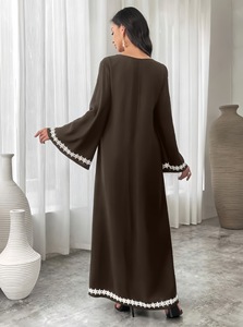 Abaya élégante pour femmes du Moyen-Orient avec motif dessiné à la main, manches évasées simples, coupe ample, petite fente contrastante - Product Image 4