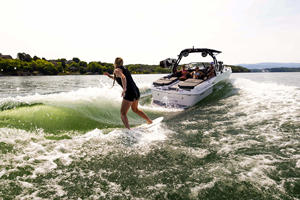 2022 Exclusivo de lujo OEM Cruising Party Barco de fibra de vidrio Lujosos remolcadores de surf con motor fuera de borda Fábrica de China - Product Image 2