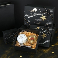 Emballage cadeau rigide moderne en matériau recyclable noir, design empilable, logo personnalisé, gaufrage, laminage mat pour la saison des fêtes