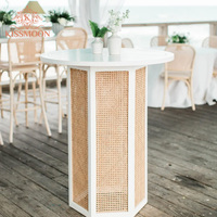 Table de bar ronde blanche en faux rotin tressé avec base octogonale, idéale pour les mariages en plein air, les fêtes bohèmes, les événements, table haute de bar