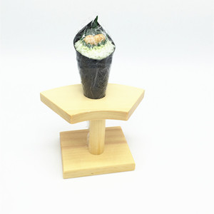 Soporte para rollos de sushi de bambú en forma de barco para uso en hoteles y restaurantes. Lavar a mano solo. - Product Image 2