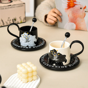 Ensemble <span class=keywords><strong>tasse</strong></span> à café et soucoupe en céramique de style rétro haut de gamme <span class=keywords><strong>tasse</strong></span> de maison de luxe légère pour le thé de l'après-midi avec boîte-cadeau d'accompagnement - Product Image 2