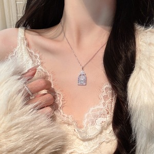 Collana con ciondolo a forma di casa in argento placcato con zirconi cubici, charm floreale sulla parte superiore, catena sottile e delicata, gioiello da donna per l'uso quotidiano. - Product Image 3