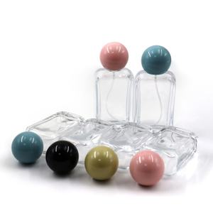 ขวดเปล่าใส 30 มล. 50 มล. 100 มล. ขวดน้ำหอมคุณภาพสูง พร้อมหัวฉีดสเปรย์และฝาครอบลูกบอลหลากสี - Product Image 1