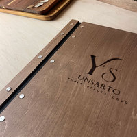 Porta Menús de Madera Retro de Alta Calidad con Cuero y Tornillos Metálicos, Caracteres Grabados, Tablero para Menús de Restaurante