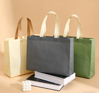 Sacs non tissés écologiques, durables et réutilisables avec poignées en tissu aux tons pastel attrayants pour le branding des magasins de vêtements
