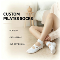 Chaussettes de Pilates personnalisées à brides croisées, antidérapantes, avec découpes, en coton, pour le yoga, la barre, la danse et l'entraînement pour femmes