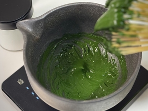 Poudre de Matcha de Haute Qualité, Moulu sur Pierre et Cultivé en Ombre, Vert Vibrant, pour la Vente au Détail et la Restauration en Gros - Product Image 3