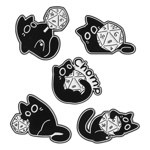 Broche en émail Chat Noir Mignon Jouant aux Dés, Inspiration Jeu de Rôle, Bijou de Revers, Cadeau pour Amis - Product Image 1