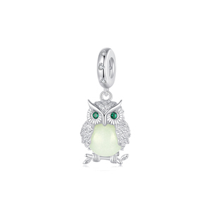 Amuleto de Búho Plateado con Incrustaciones de Jade y Ojos Verdes, Colgante de Animal Adorable para Regalo Unisex - Product Image 1
