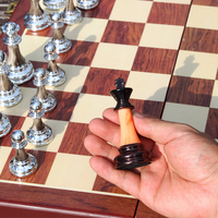 Jeu d'échecs en acrylique et lucite, pièces modernes en plexiglas néon, style Urban Outfitters, design Tizo, jeu classique