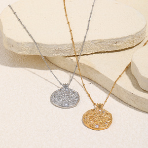 Modernos Collares <span class=keywords><strong>de</strong></span> Acero Inoxidable Chapados en Oro <span class=keywords><strong>de</strong></span> 18K con Incrustaciones <span class=keywords><strong>de</strong></span> Perlas y Circonitas, Collares con Colgante <span class=keywords><strong>de</strong></span> <span class=keywords><strong>Emoji</strong></span> <span class=keywords><strong>de</strong></span> Sol con Patrón Martillado - Product Image 6