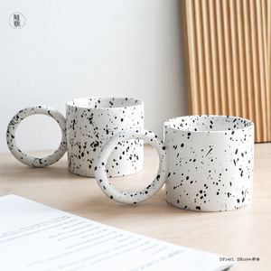 Taza de Cerámica Blanca con Diseño de Salpicaduras Negras, Acabado Mate, Asa en Forma de Anillo, Estilo Nórdico, Taza de Café, Taza de Regalo - Product Image 3