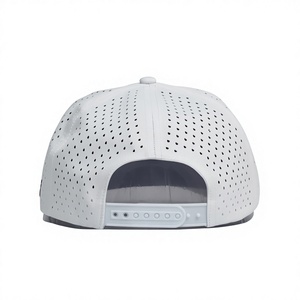 Casquette de golf blanche à 5 panneaux avec patch en caoutchouc et cordon rouge - Product Image 4