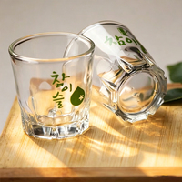 Klassieke Koreaanse Soju shotglaasje, dikwandig, met reliëf, helder glas, met bedrukt logo, geschikt voor Koreaanse bars, pubs, restaurants en thuisgebruik.