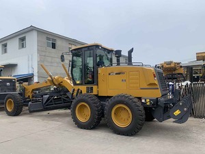 Machine de nivellement de terrain Grader GR165, réputée pour la construction de fonds de piste et de chaussées - Product Image 3