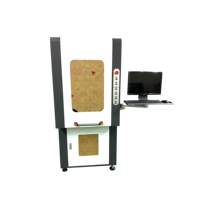 Machine de marquage laser à fibre avec un boîtier fermé et une palette de couleurs gris et blanc ; capable de graver les alliages d'aluminium