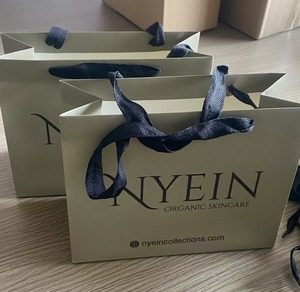 Moda tamaño personalizado colorido embalaje impreso logotipo cinta Favor pequeñas bolsas de regalo de papel con asas - Product Image 4