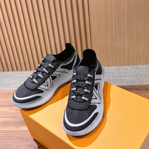 Vente en gros de chaussures de luxe de haute qualité pour femmes et hommes, logos de marque personnalisés, baskets de créateurs, tige en PU, semelle en caoutchouc, toutes saisons - Product Image 1