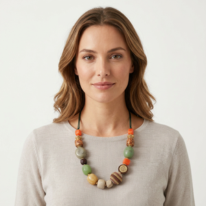 Collar Bohemio Hecho a Mano con Cuentas de Vidrio Geométricas y Detalles en Oro, Joyería Unisex - Product Image 2