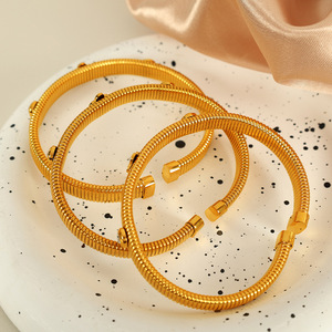 สร้อยข้อมือโคลเวอร์สี่แฉกชุบทองไทเทเนียมสตีล 18k ยืดหยุ่นได้ เหมาะสำหรับทั้งชายและหญิง ของขวัญเครื่องประดับ - Product Image 2