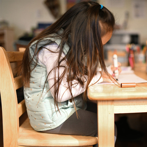 Juego de muebles para guardería Montessori y Reggio, mesa y silla de madera para guardería y preescolar para uso escolar - Product Image 2