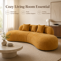 Canapé en forme de haricot jaune moutarde, assise profonde et confortable, tissu chenille, dossier bas, design moderne et courbé pour salon douillet.