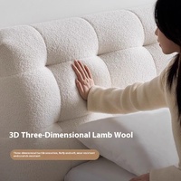 Lit moderne et confortable avec cadre en bois et revêtement en velours pour grande chambre principale de mariage, lit double personnalisé