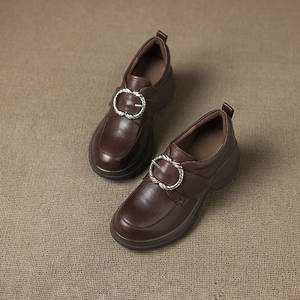 Botín de Mujer con Tacón Grueso y Punta Cuadrada, Cómodo y Multifuncional, con un Diseño de Estilo Retro - Product Image 2