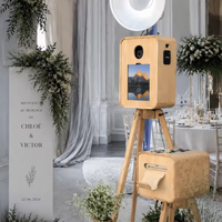 Photomaton élégant en bois « Miroir Magique », équipé d'un écran tactile interactif de 18,5 pouces, d'un appareil photo reflex numérique et d'un support d'imprimante.
